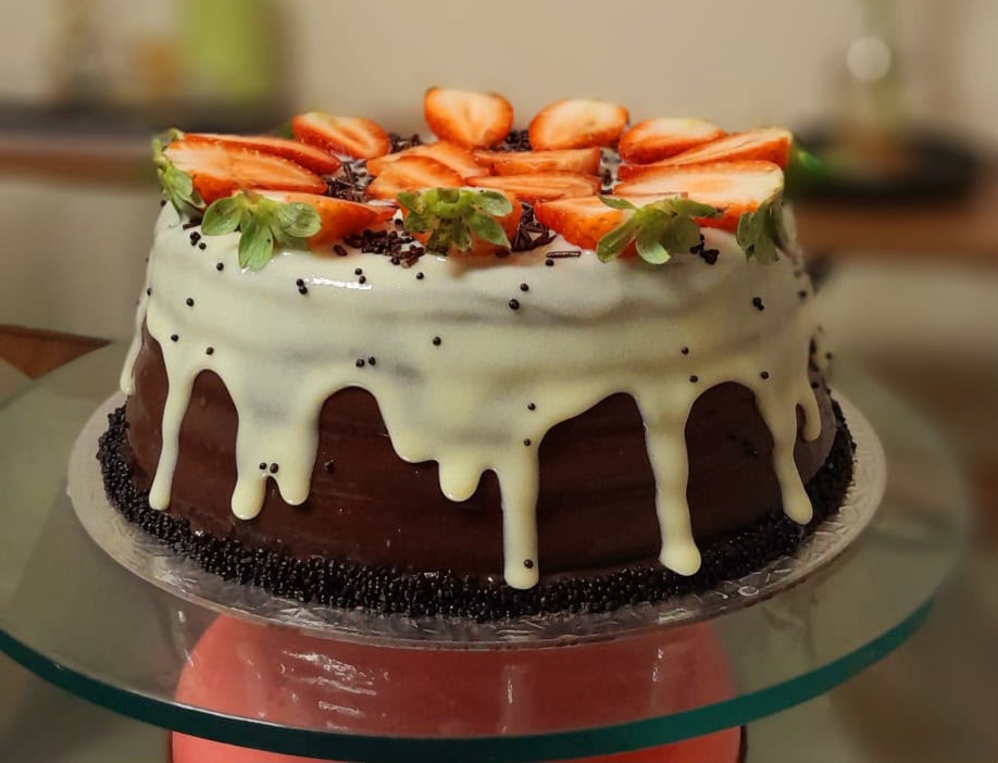 Chocolate com Morangos e Drip Branco